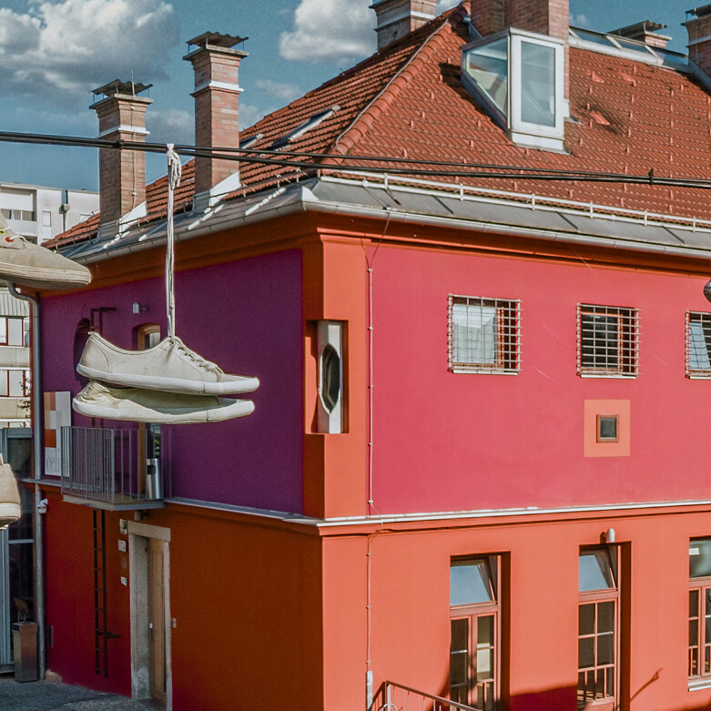 Literarni večer ob izidu pesniške zbirke Naselili smo se v tkanine